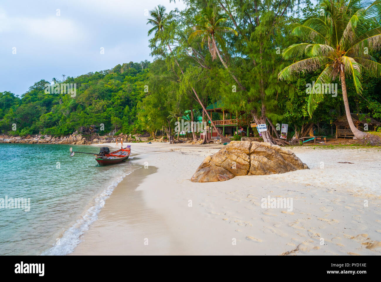 Bateau thaï typique à la plage de sable, Koh Pha Ngan, Thailand Banque D'Images