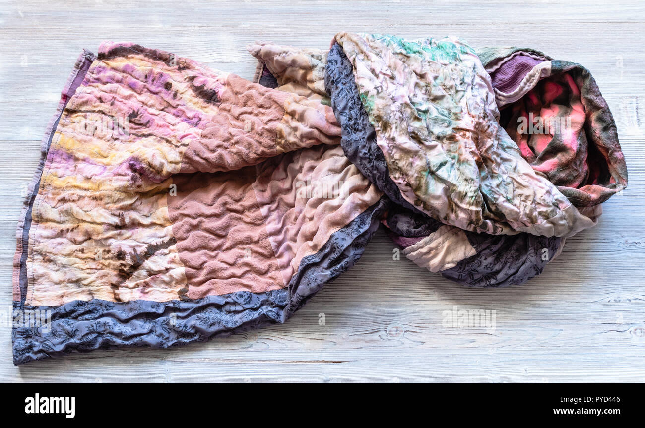 Soie foulard noué main patchwork sur table en bois Banque D'Images