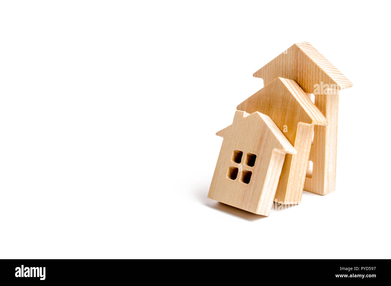 Maisons en automne les uns sur les autres comme des dominos. Le concept de la baisse des prix de l'achat d'une maison et louer. La mauvaise qualité du logement, violation de techn Banque D'Images