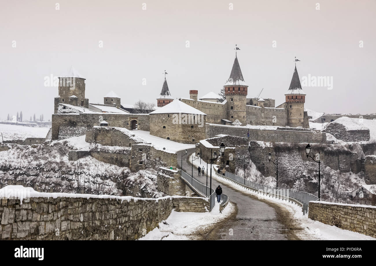 Vue d'hiver de forteresse médiévale de Kamyanets-Podilsky, ouest de l'Ukraine Banque D'Images
