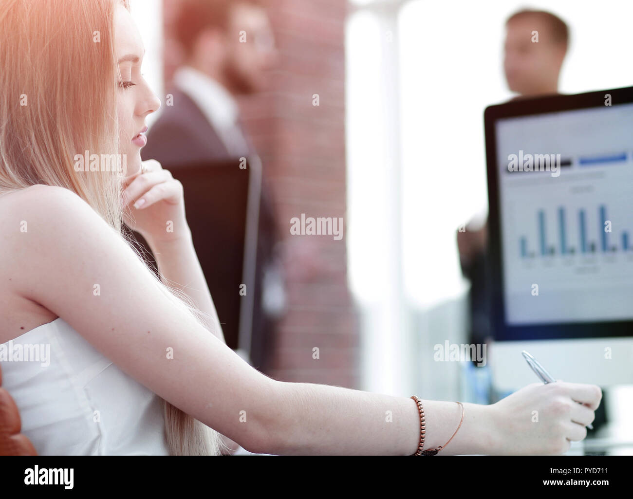 Business Woman working in office avec business graph sur ordinateur Banque D'Images