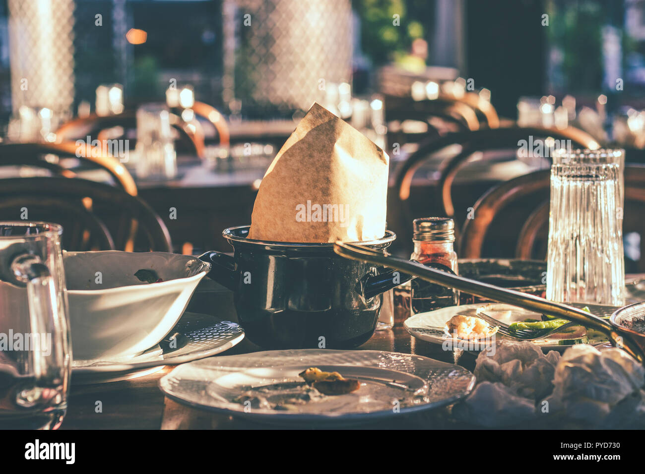 assiettes-vides-banque-de-photographies-et-d-images-haute-r-solution