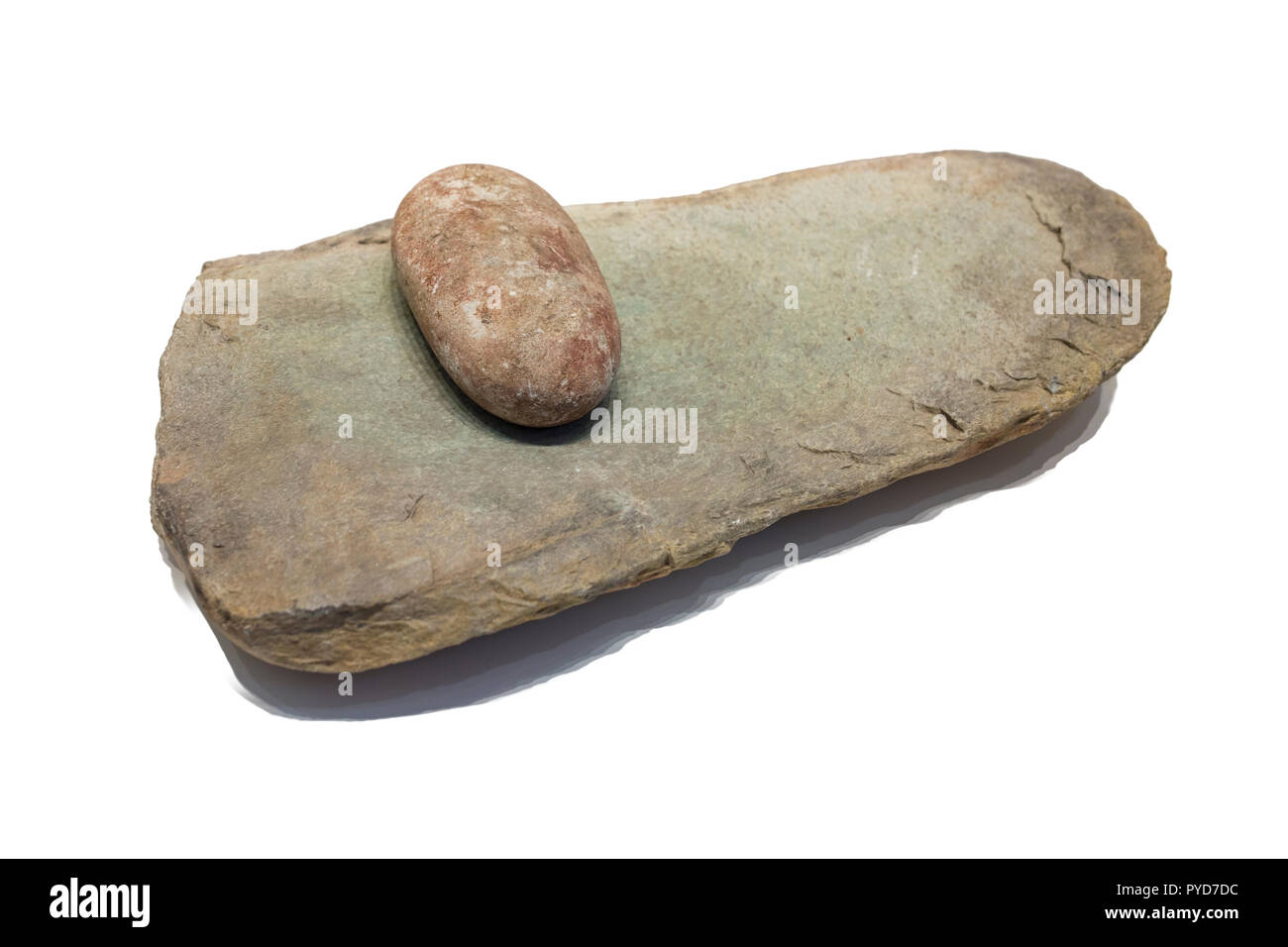Malaga, Espagne - 21 septembre 2018 : Simple mill stone de la fin de l'âge du Cuivre. Neolithic-Early Musée de Malaga, Espagne Banque D'Images