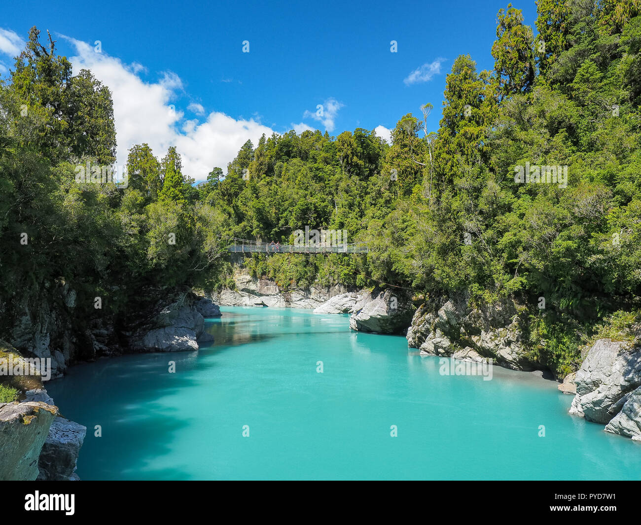 Le pont tournant est sur la magnifique rivière bleu turquoise à Hokitika Gorge, dans l'île du sud de Nouvelle-Zélande. Banque D'Images