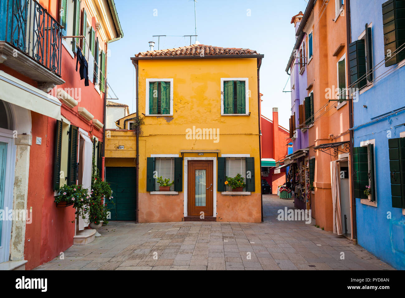 Burano, Italie - Octobre 2018 : Vue de la maisons aux couleurs lumineuses à Burano Banque D'Images