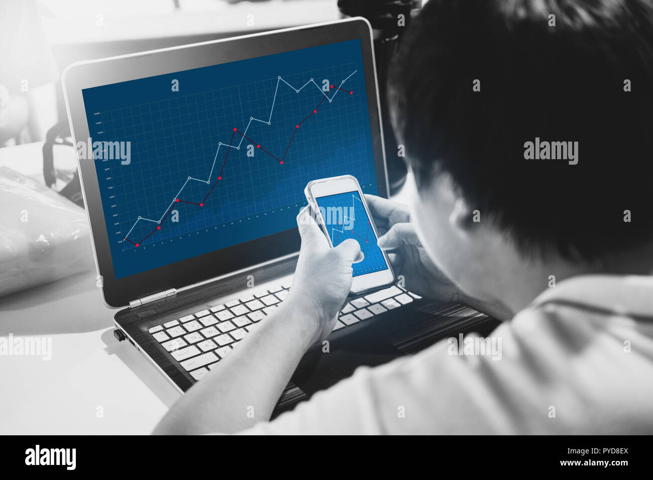 Les affaires en ligne et l'investissement. un homme travaillant sur ordinateur portable et téléphone intelligent Banque D'Images