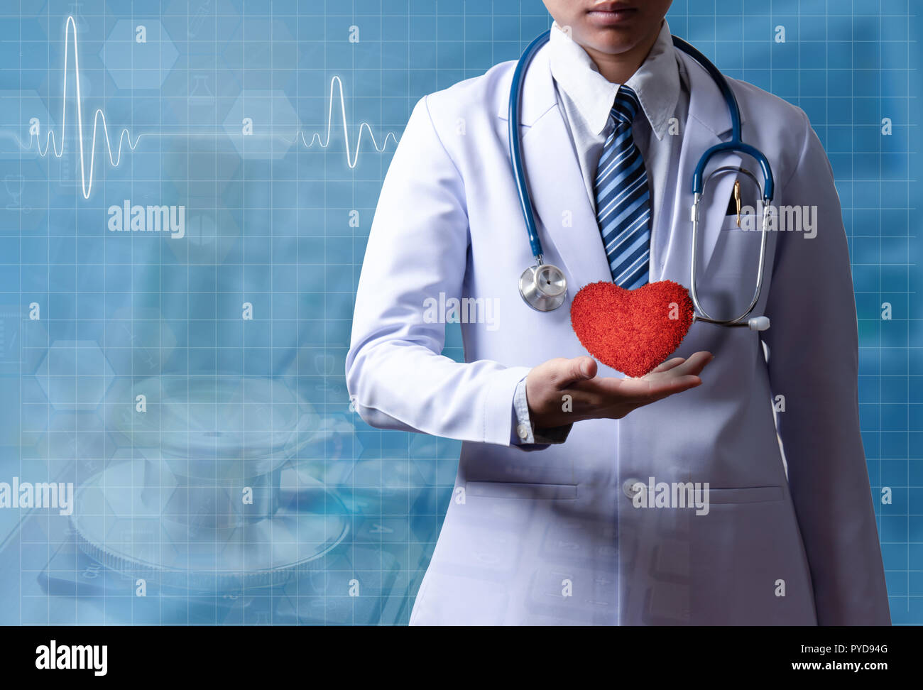 Femme médecin smart holding cœur rouge sur la main droite avec l'illustration, l'arrière-plan ECG medical concept de doctor standing avec blue stethoscope un pendentif Banque D'Images