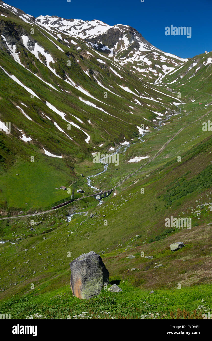 Afficher le long de la Reuss et de la vallée à proximité de l'hôtel Tiefenbach sur le col de la Furka, Suisse Banque D'Images