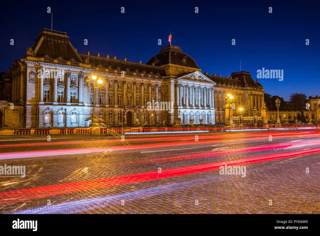 Palais Royal de Bruxelles dans la nuit avec un feu rouge Banque D'Images