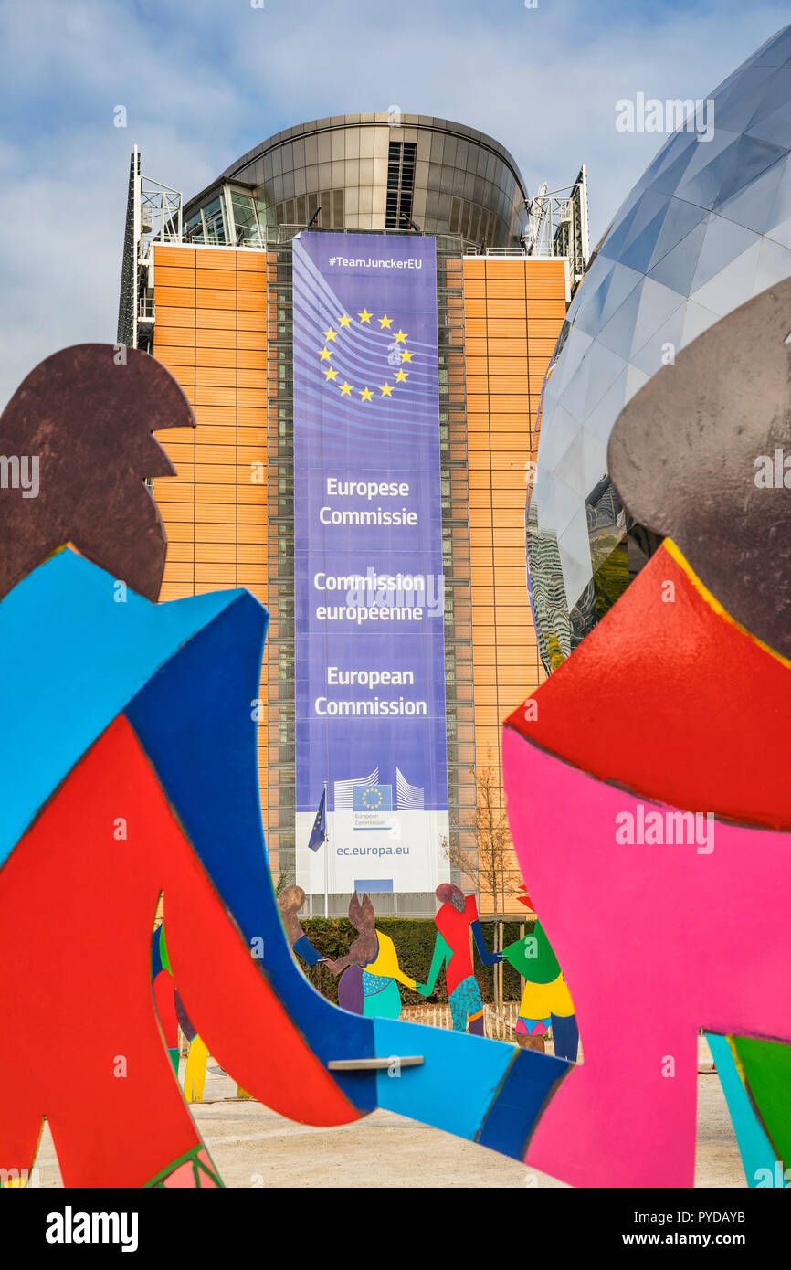 Univers éclairé, Commissionin Geveva européenne bâtiment derrière en Belgique, Brusseles Banque D'Images