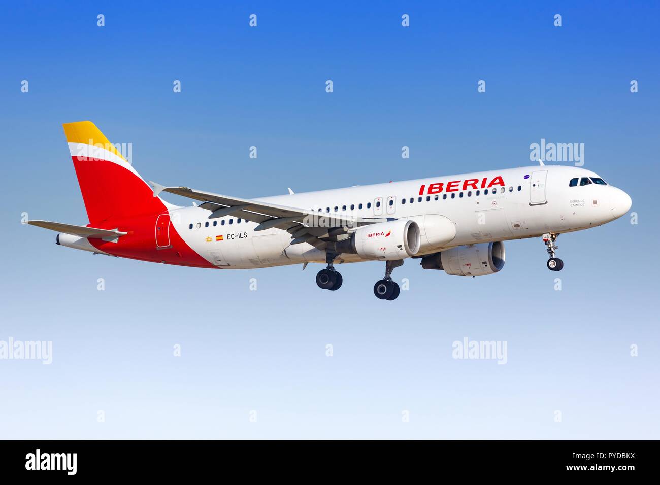 Paris, France - 16 août 2018 : Iberia Airbus A320 avion à l'atterrissage à l'aéroport de Paris Orly en France. Dans le monde d'utilisation | Banque D'Images