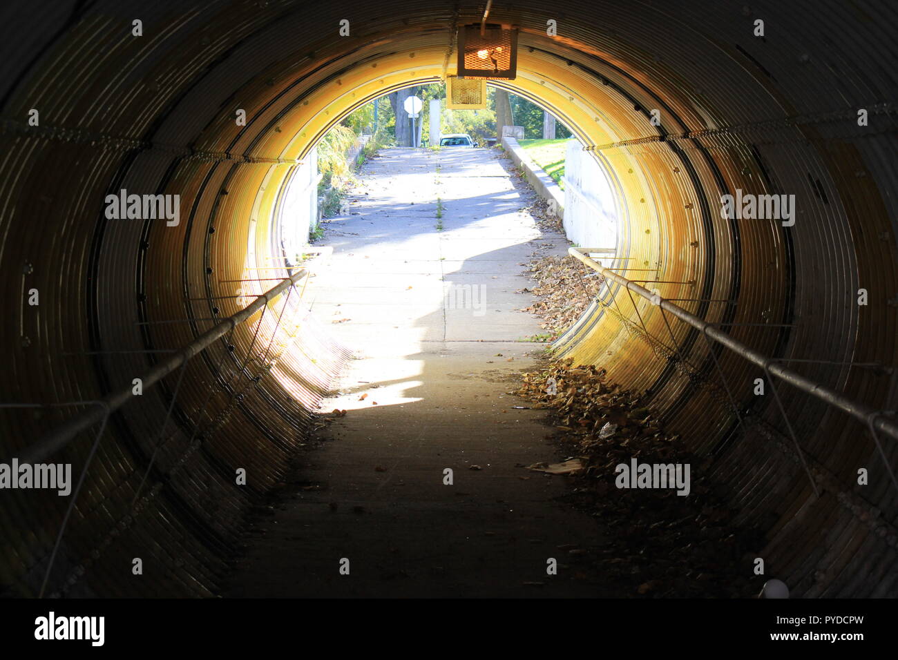 Le vélo et piétons tunnel sous la voie ferrée Metra comme un passage sûr pour les enfants et les adultes. Banque D'Images