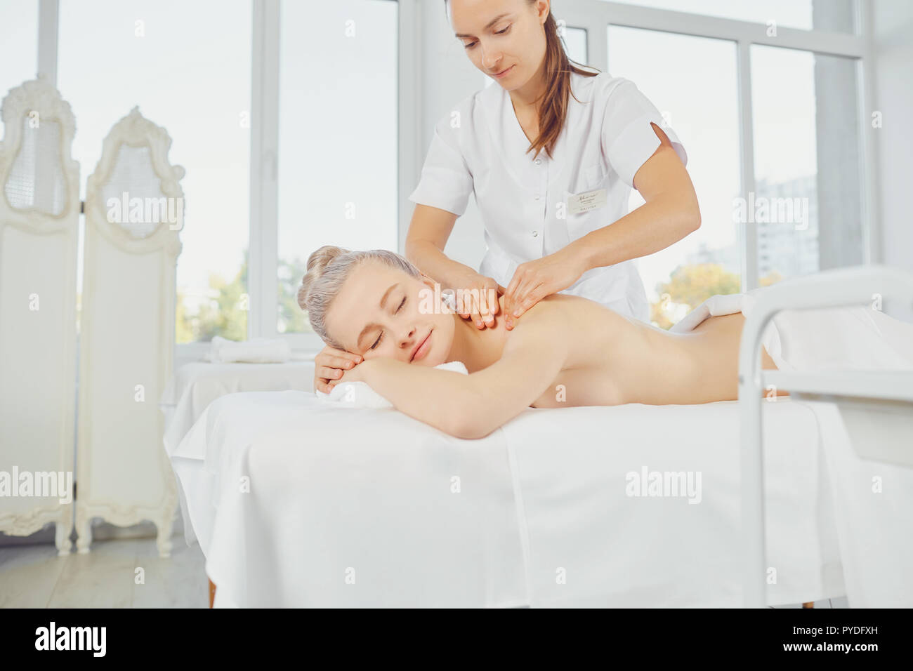 Massage du corps. Blonde woman in spa salon de massage corps faire. Banque D'Images
