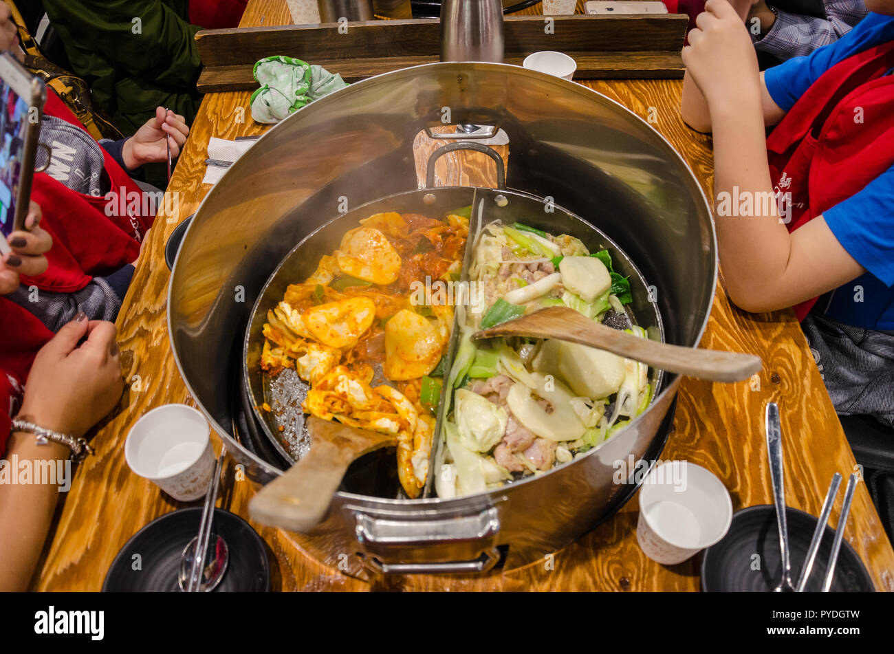 Galbi ou poulet sauté de poulet épicé, est un plat coréen. Banque D'Images