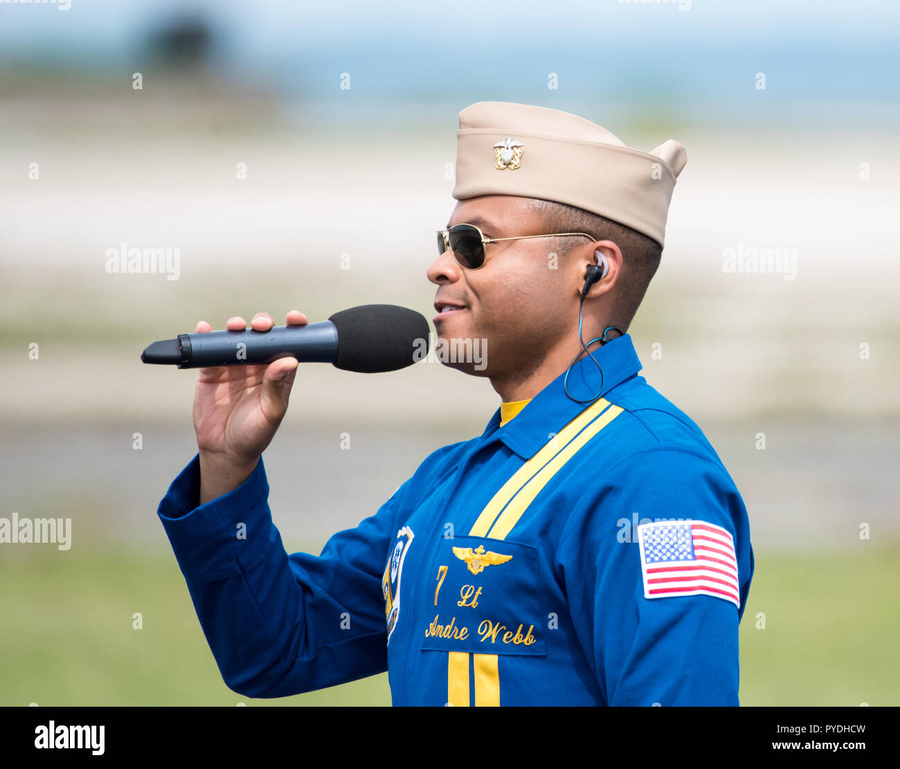 Blue Angels de l'US Navy Lieutenant Commander Andre Webb s'adressant à la foule à la Rhode Island National Guard meeting aérien. Banque D'Images