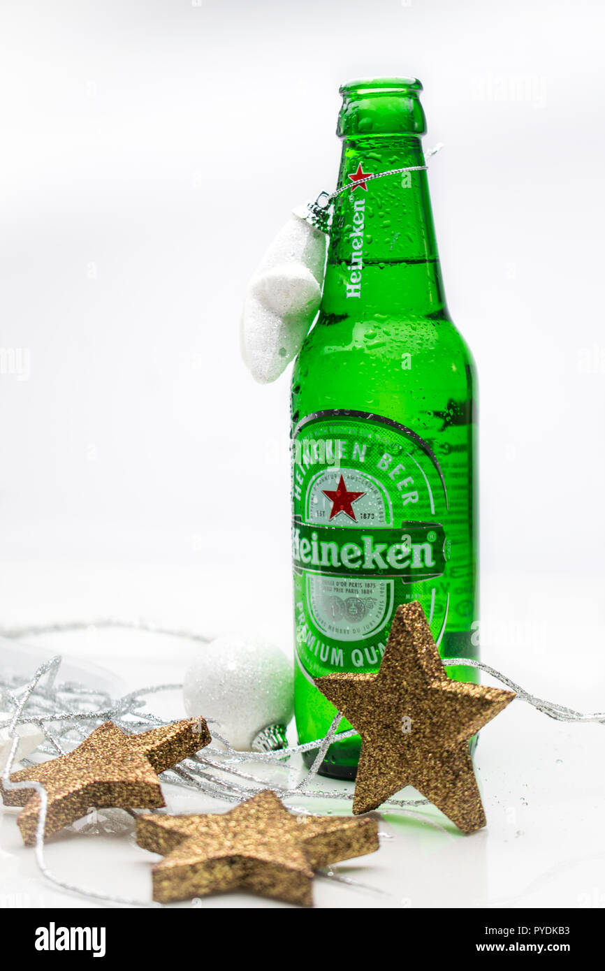 Bouteille de bière Heineken réfrigérés sur un arrière-plan lumineux entouré  de décorations de Noël Photo Stock - Alamy