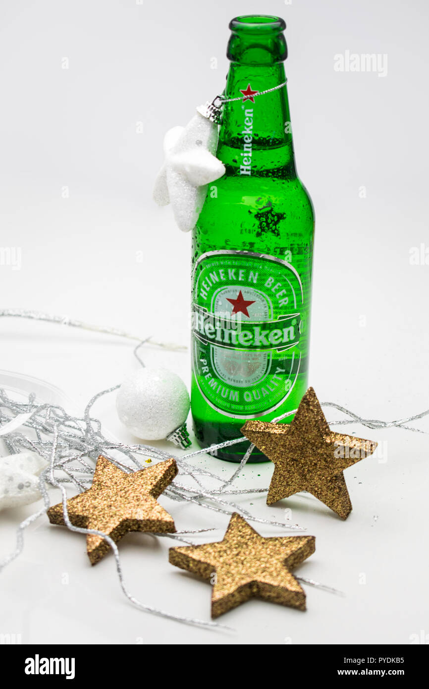 Bouteille de bière Heineken réfrigérés sur un arrière-plan lumineux entouré  de décorations de Noël Photo Stock - Alamy