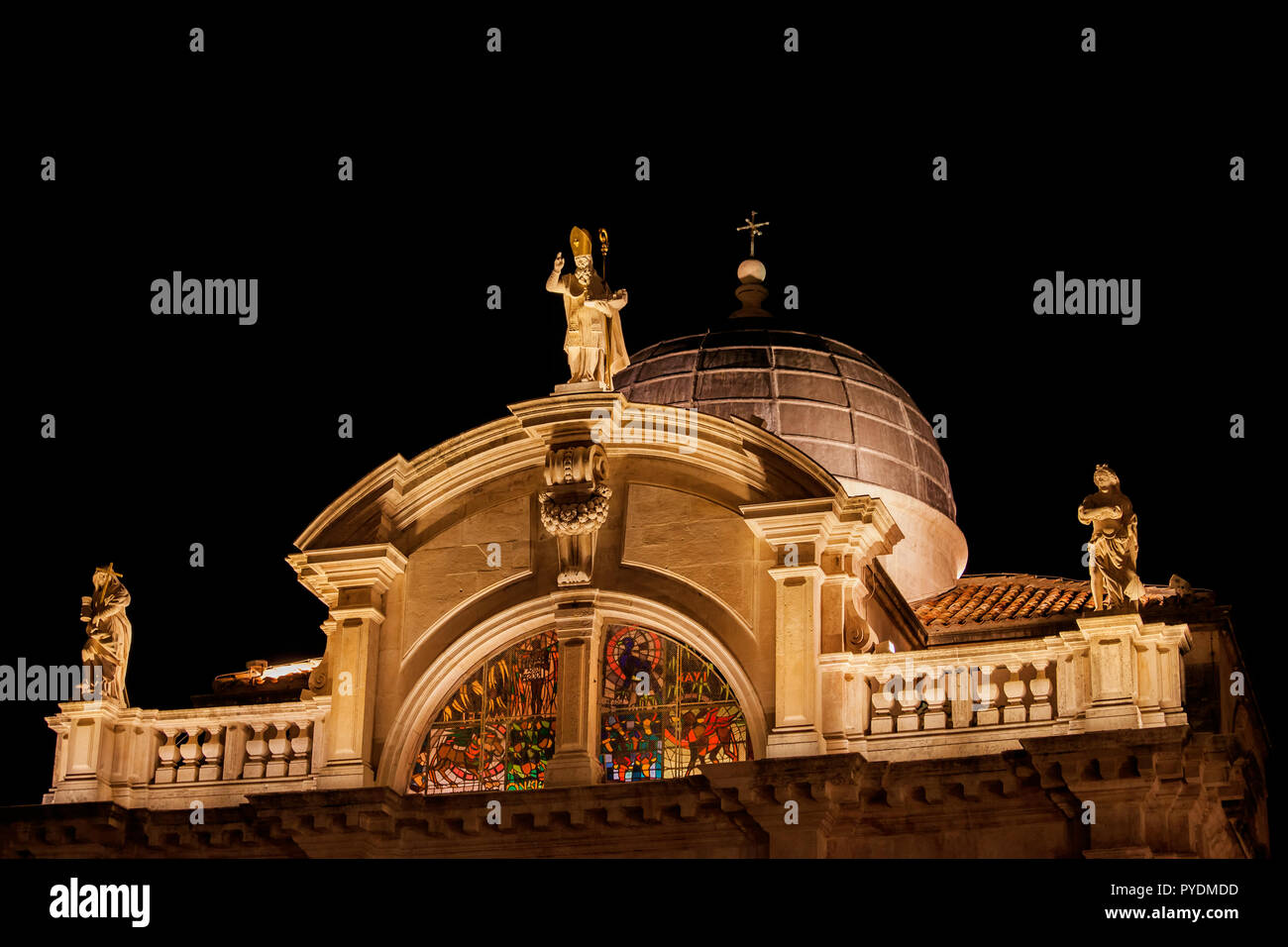 Eglise Saint-blaise de nuit à Dubrovnik, en Croatie, l'architecture baroque de 1715, coupole, gable semi-circulaire avec trois statues, Saint Blaise (midd Banque D'Images