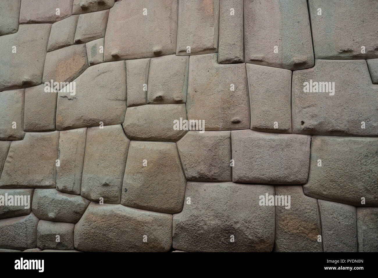 Inca ancien mur de pierre dans la ville de Cusco, Pérou. Travail de la pierre Banque D'Images