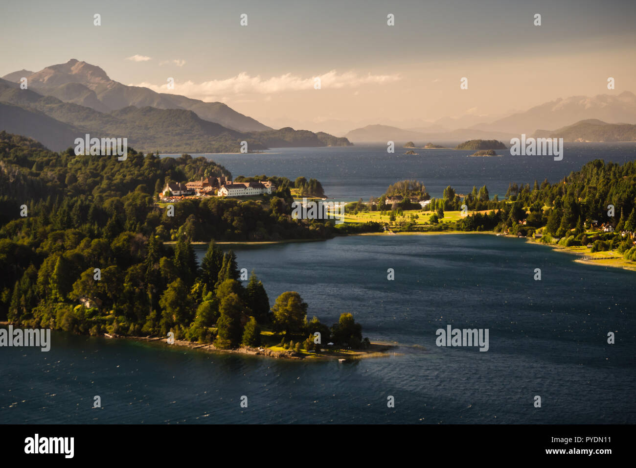 Paysage du lac Nahuel Huapi avec Hôtel Llao Llao près d Barilocha Ville en Argentine, la Patagonie. Banque D'Images