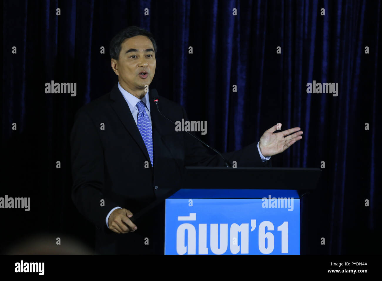 La Thaïlande. 26Th Oct, 2018. Leader démocrate sortant Abhisit Vejjajiva prend part à un débat à la fête du bureau à Bangkok avant de la mise en candidature chef du parti doit se tenir au début du mois prochain. Parti démocrate est une partie principale de la Thaïlande, la Thaïlande générale censée avoir lieu le 24 février, 2019. Credit : Seksan Roj/Pacific Press/Alamy Live News Banque D'Images