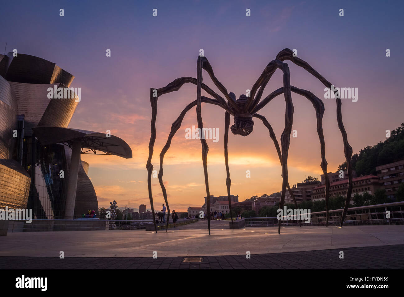 Détail de l'Araignée géante et le musée Guggenheim de Bilbao en sculpture au coucher du soleil Pays basque Espagne Banque D'Images