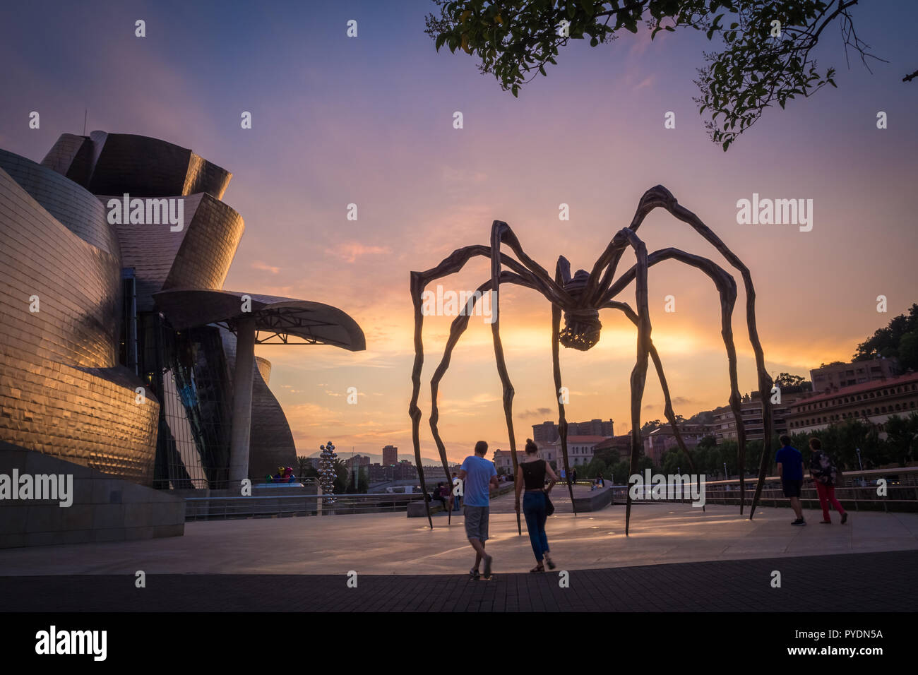 Détail de l'Araignée géante et le musée Guggenheim de Bilbao en sculpture au coucher du soleil Pays basque Espagne Banque D'Images