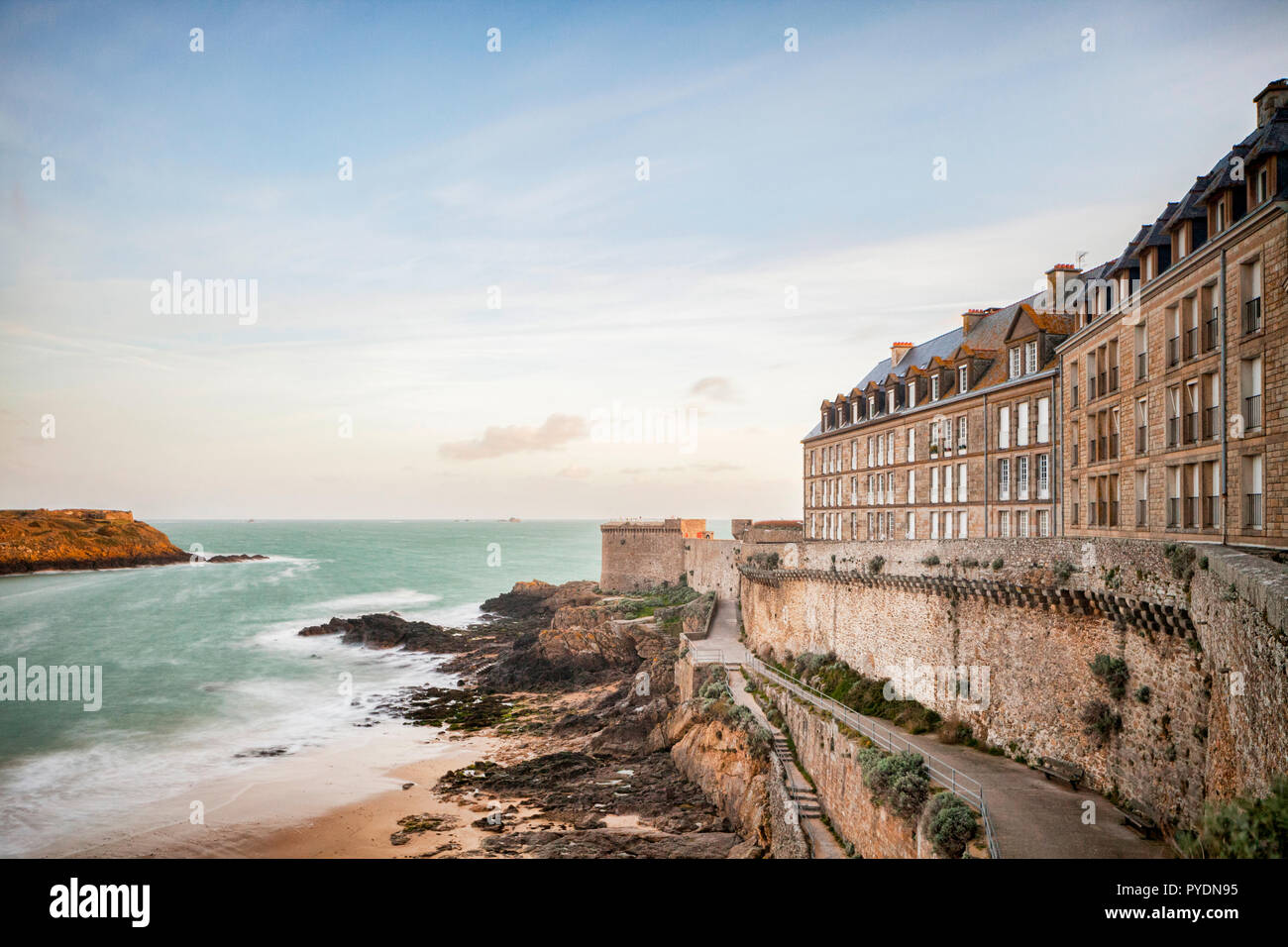 La ville fortifiée de Saint-Malo, la Bretagne, à l'aube. Banque D'Images