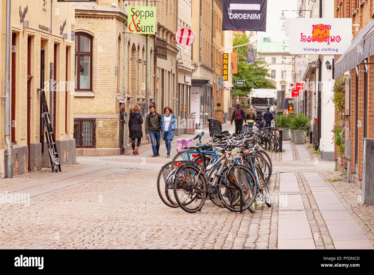 14 Septembre 2018 : Göteborg, Suède - une rue commerçante typique, avec des boutiques, et des gens qui marchent, et d'une rangée de vélos. Banque D'Images