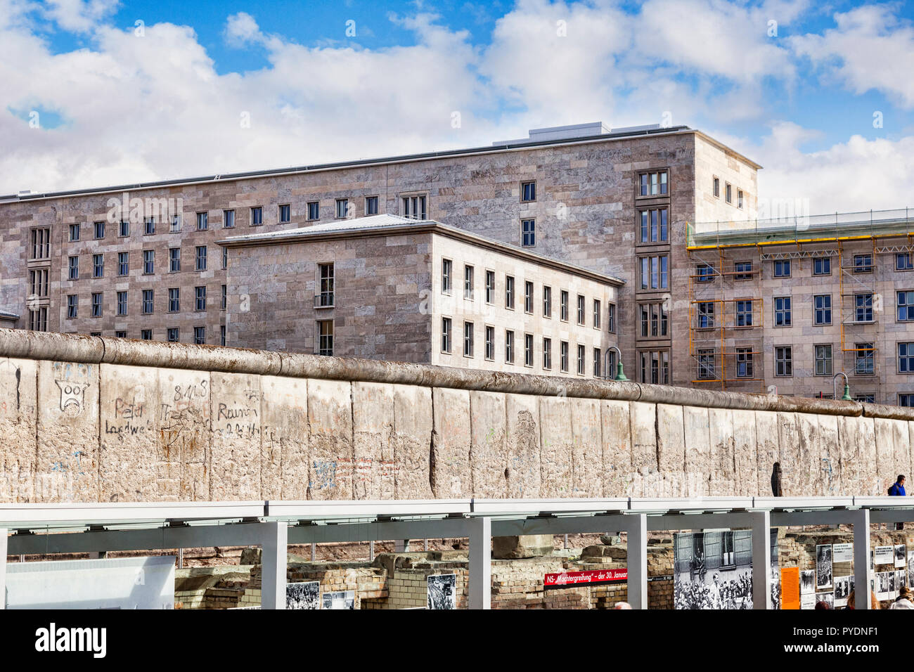 22 Septembre 2018 : Berlin, Allemagne - une section préservée du mur de Berlin à la topographie de la terreur, sur Niederkirchnerstrasse, anciennement Prinz-Albrech Banque D'Images