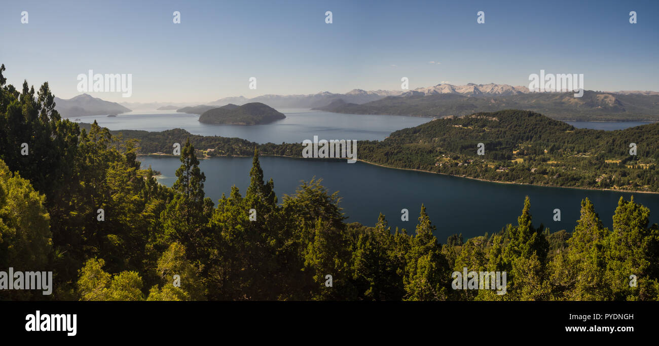 Vue panoramique du lac Nahuel Huapi à Bariloche, Argentine. Les Andes de Patagonie whit forêt verte Banque D'Images