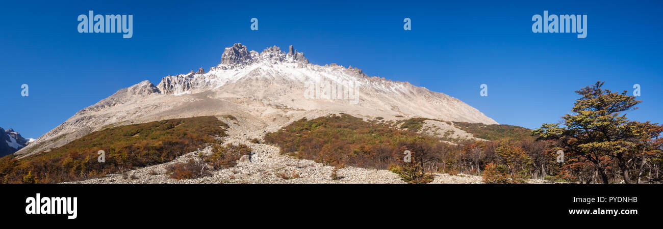 Vue panoramique de Cerro Castillo dans la Carretera Austral au Chili - Patagonie journée ensoleillée Banque D'Images