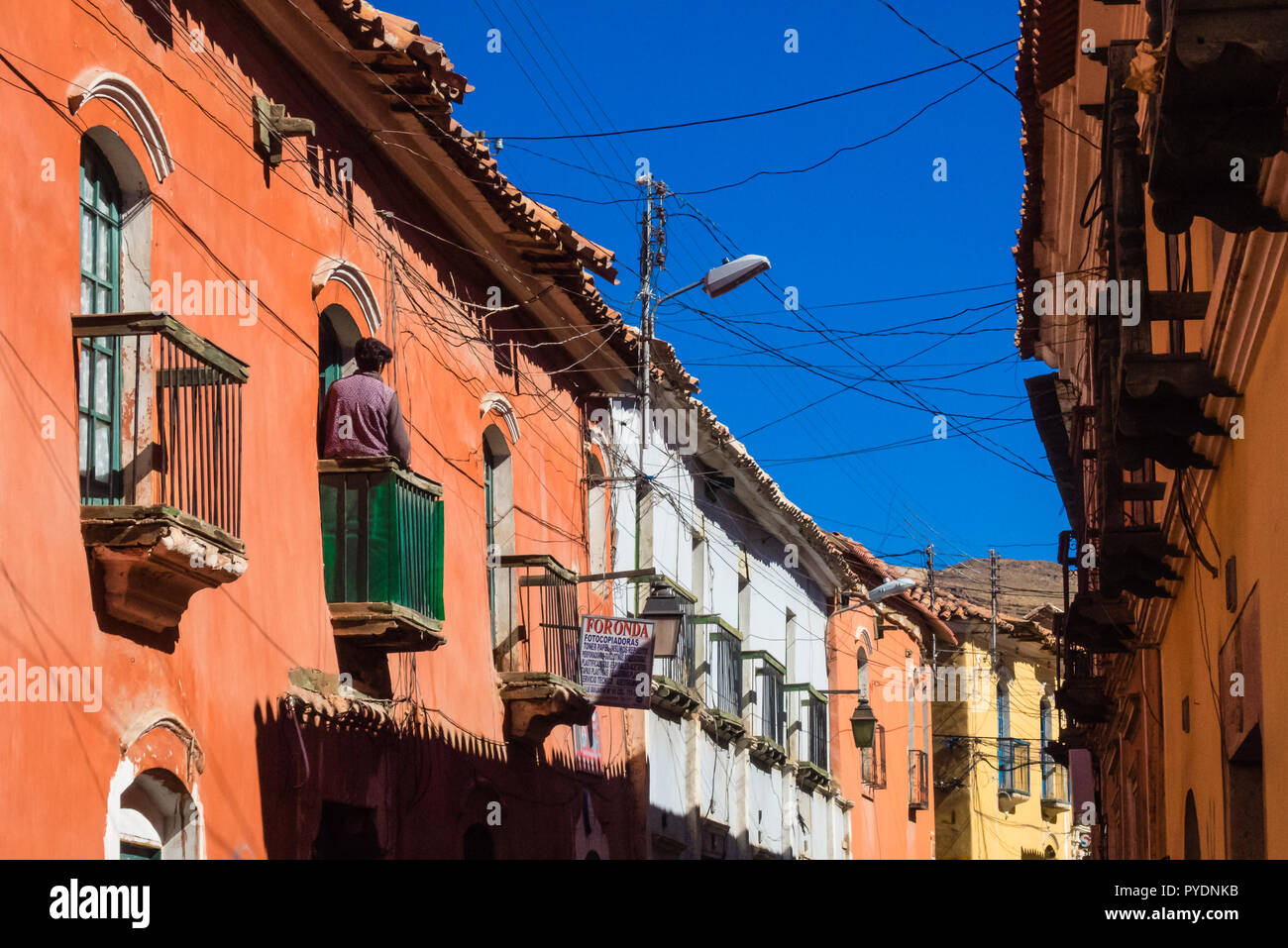 Potosi, Bolivie - rues coloniales avec la toile de la montagne Cerro Rico Banque D'Images
