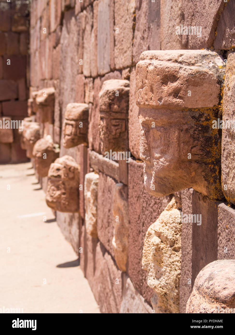 Ruines de l'ancienne ville de Tiwanaku, la Bolivie, l'affichage des visages. Ruines antiques Banque D'Images