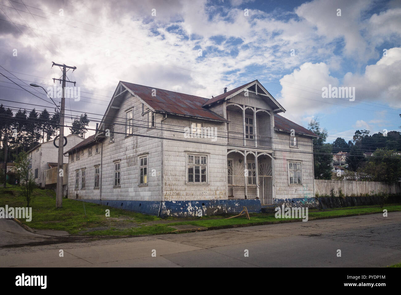Blanc en bois vieille maison à Puerto Varas au Chili détail de l'avant Banque D'Images