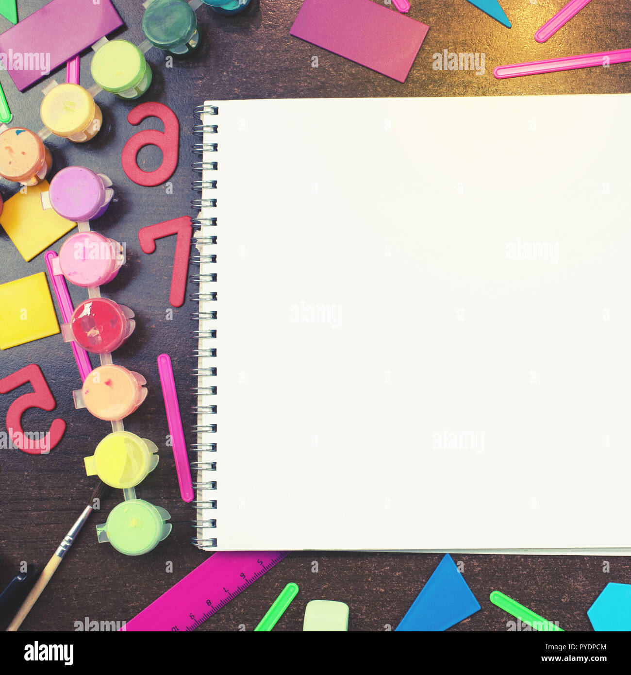 Un ensemble de papeterie scolaire pour ordinateur portable posé sur la table. Vue supérieure de la copie de la mise à plat de l'espace. Concept de nouveau à l'école Banque D'Images