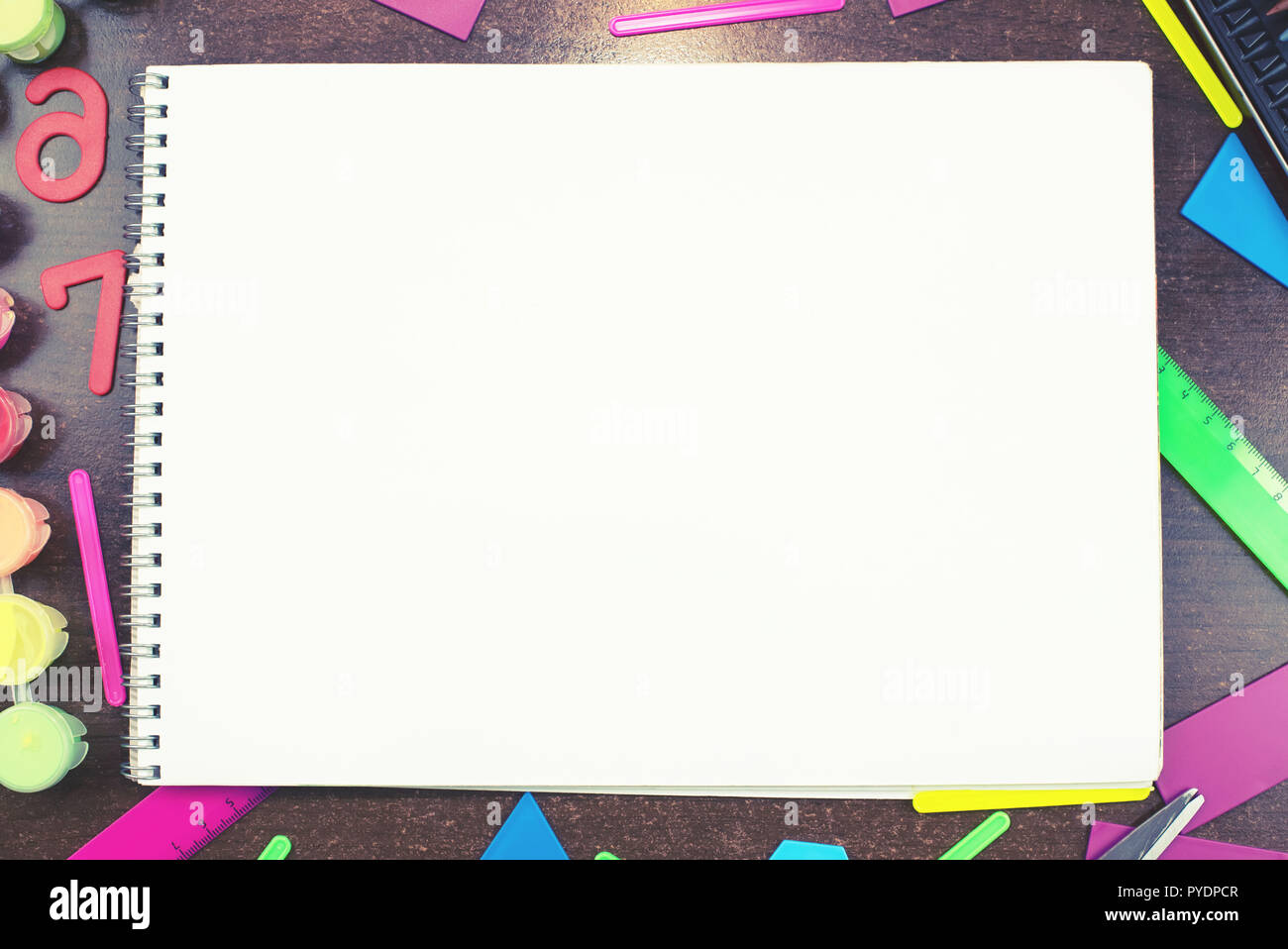 Un ensemble de papeterie scolaire pour ordinateur portable posé sur la table. Vue supérieure de la copie de la mise à plat de l'espace. Concept de nouveau à l'école Banque D'Images