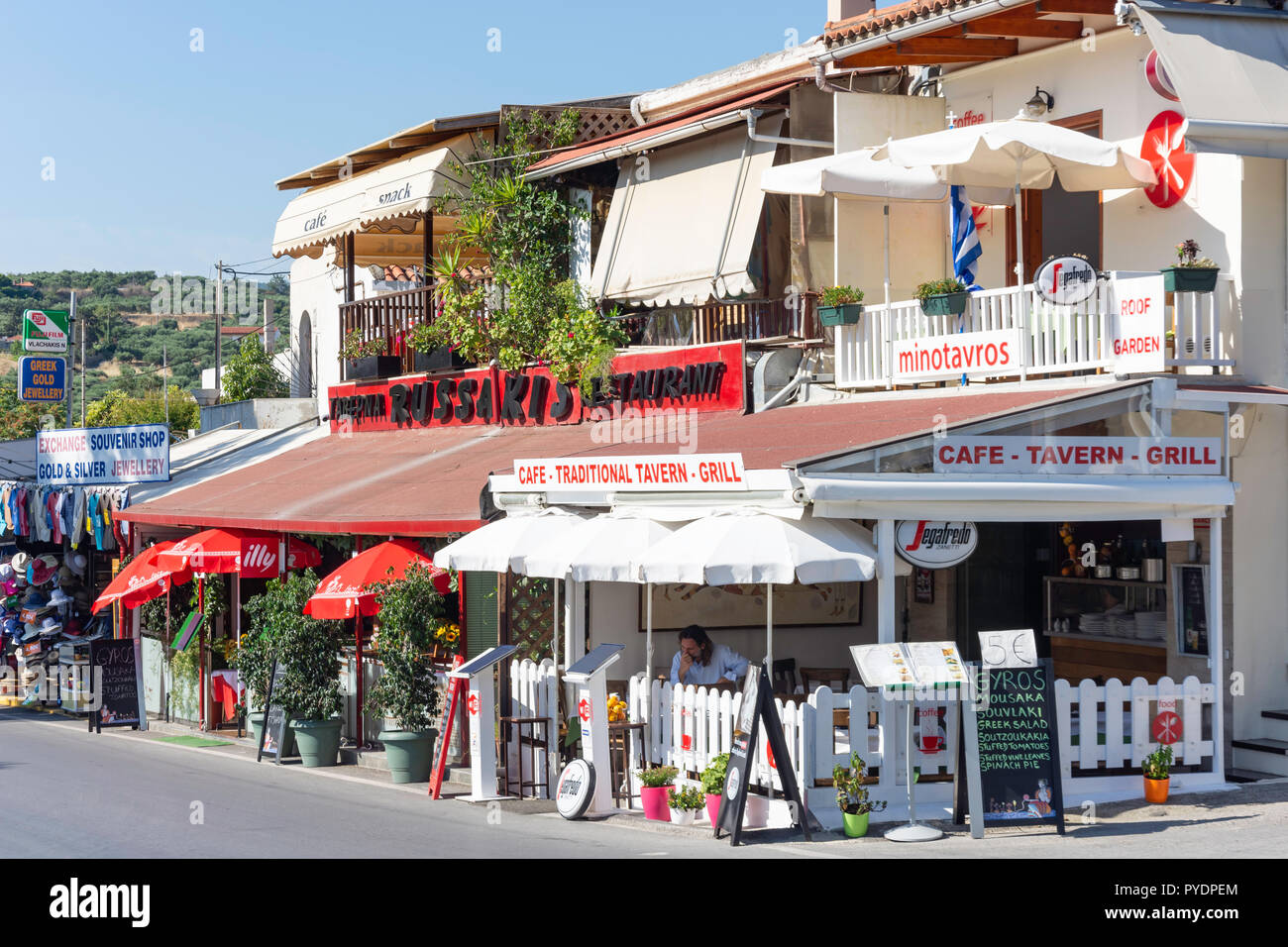 Des tavernes grecques à l'entrée du Palais Minoen de Knossos Irakleio (Héraklion),Irakleio, région, Crète, Grèce (Crète) Banque D'Images