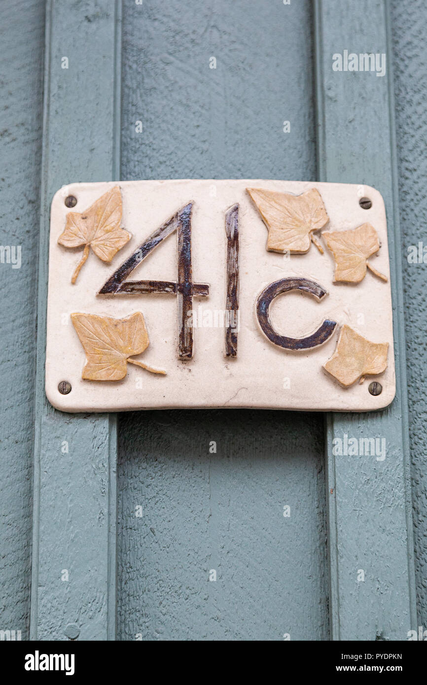 Numéro de maison quarante-et-un C 41c en tôle emboutie avec décoration de feuilles peintes en noir et l'os à partir de la Suède Banque D'Images