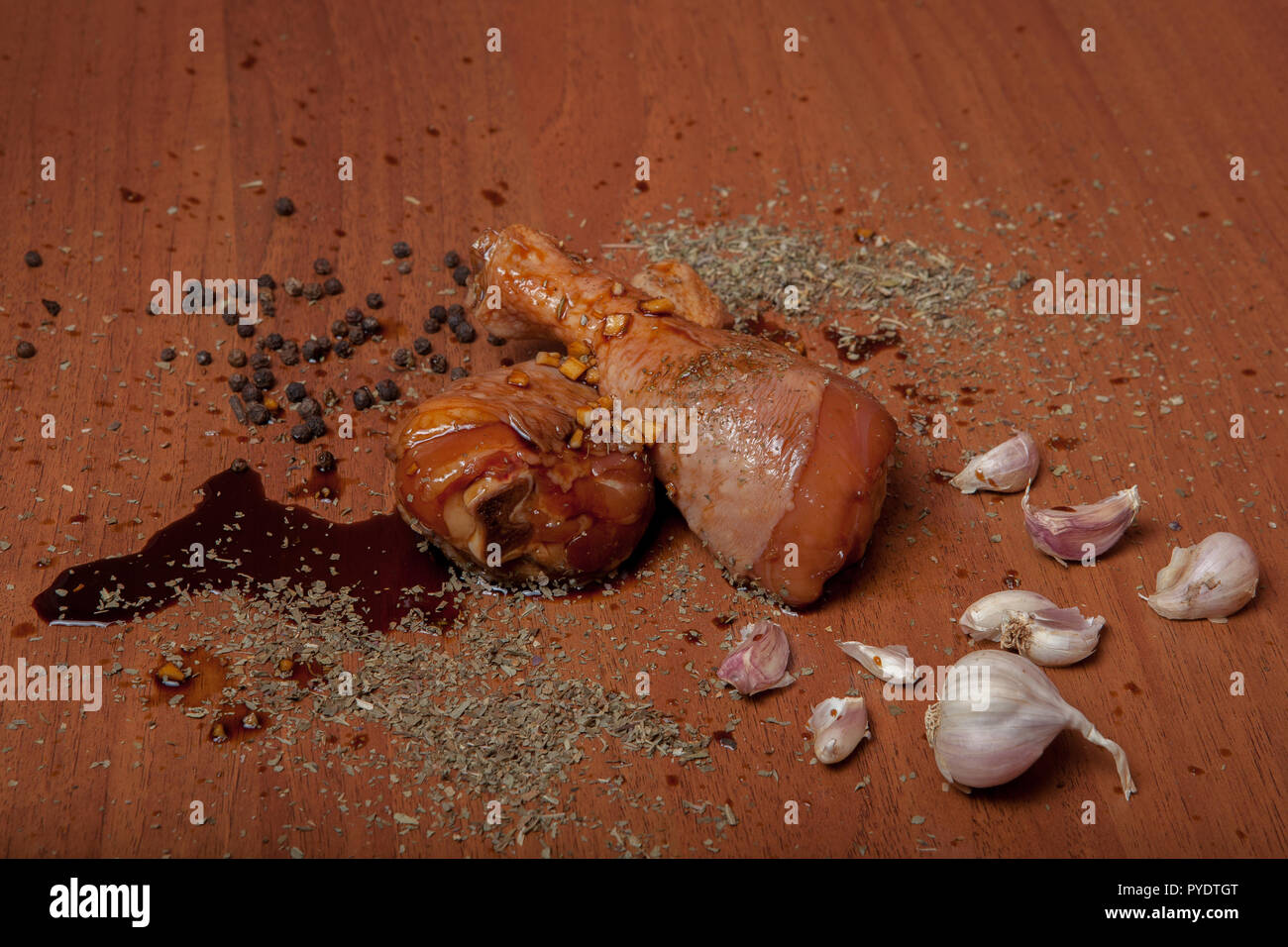 La viande de poulet crevettes crues sur un panneau de bois, d'épices pour poulet, sel, roman, le basilic, l'ail, le poivre, la sauce de soja sur fond gris Banque D'Images