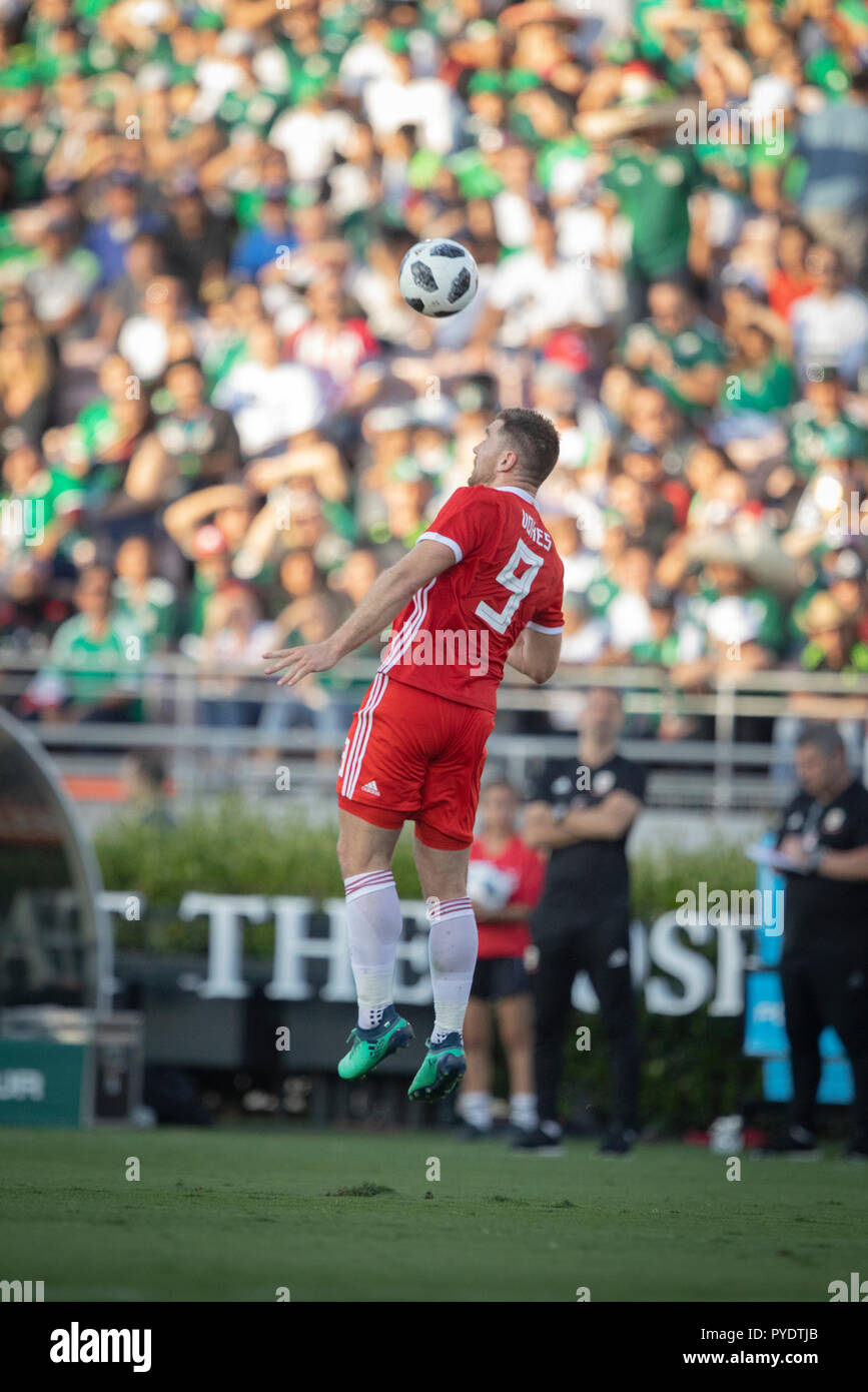 Sam Vokes avec l'en-tête pour le pays de Galles Banque D'Images