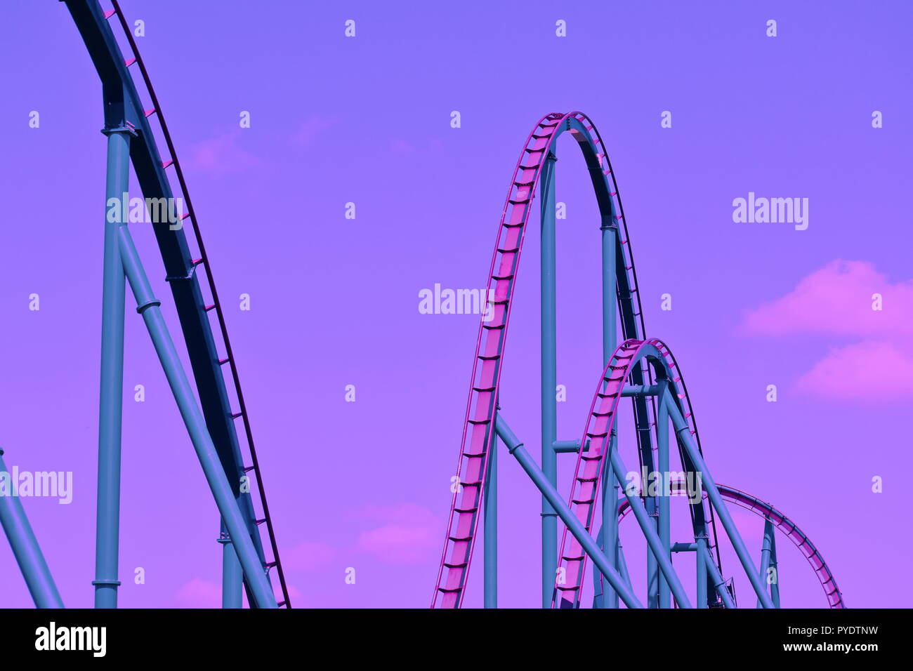 Orlando, Floride. 02 octobre, 2018. Rollercoaster sur fond de soleil colorés, at International Drive Area Banque D'Images