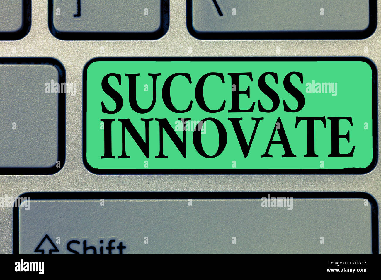 Texte de l'écriture writing Success innover. Sens Concept rendent les organismes plus adaptative aux forces du marché. Banque D'Images