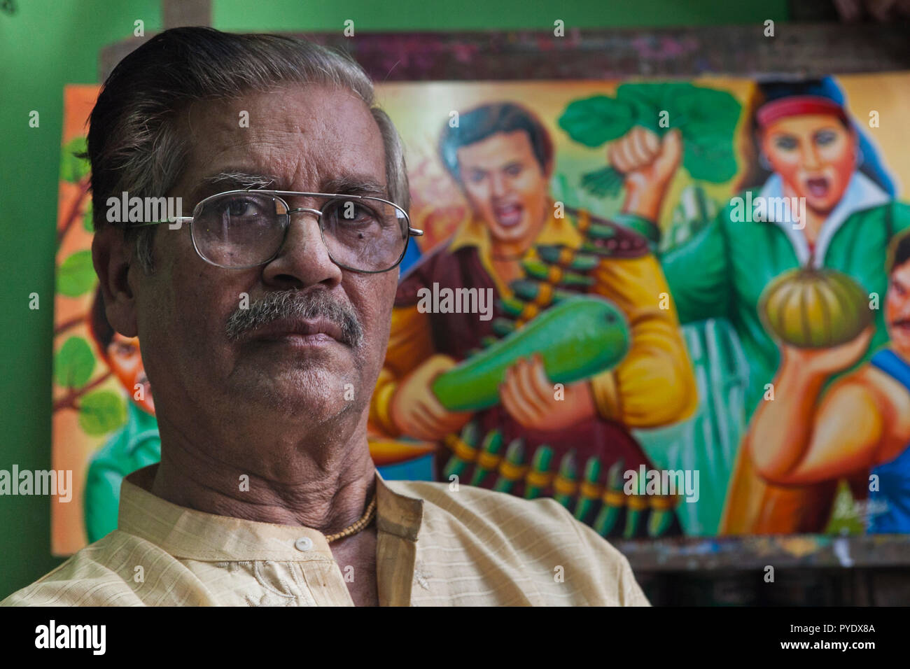 Raju Kumar Das, mieux connu sous le nom de RK das, l'un de la première génération d'artistes de pousse-pousse au Bangladesh, est dans son studio de capitale Dhaka, le 8 mai 2012. T Banque D'Images