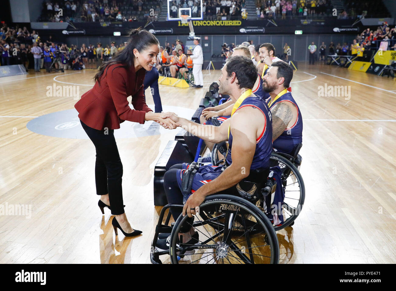 La Duchesse de Sussex féliciter les États-Unis équipe de basket-ball en fauteuil roulant après avoir remporté l'or dans les finales de l'Invictus Games 2018 à Sydney. Banque D'Images