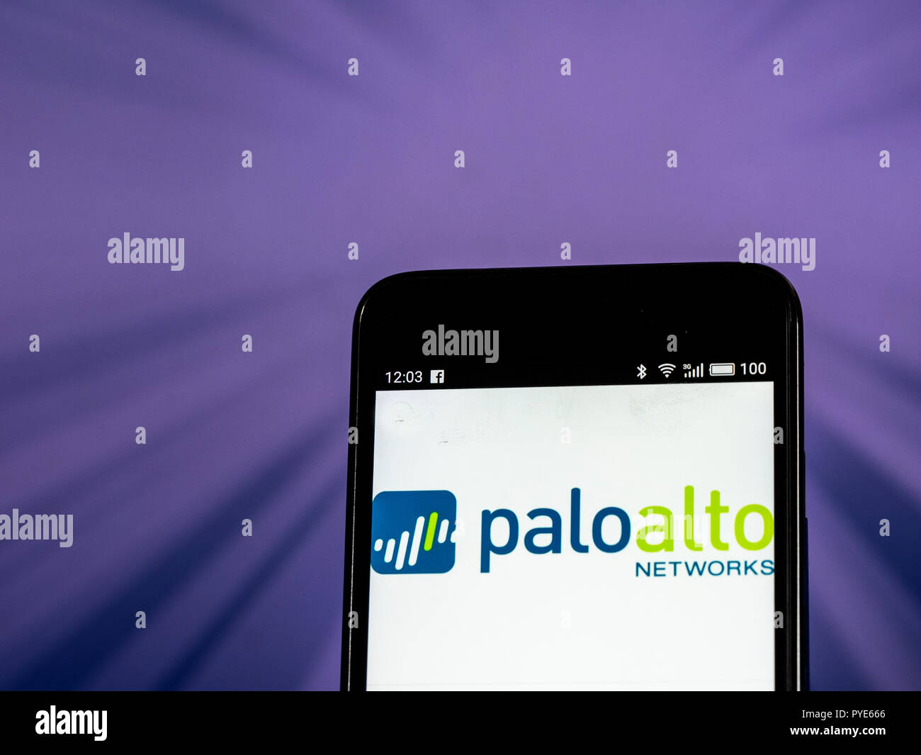 Palo Alto Networks vu le logo affiché sur le téléphone intelligent. Palo Alto Networks, Inc. (abrégé en casserole ou PANW) est une multinationale américaine société de cybersécurité Banque D'Images
