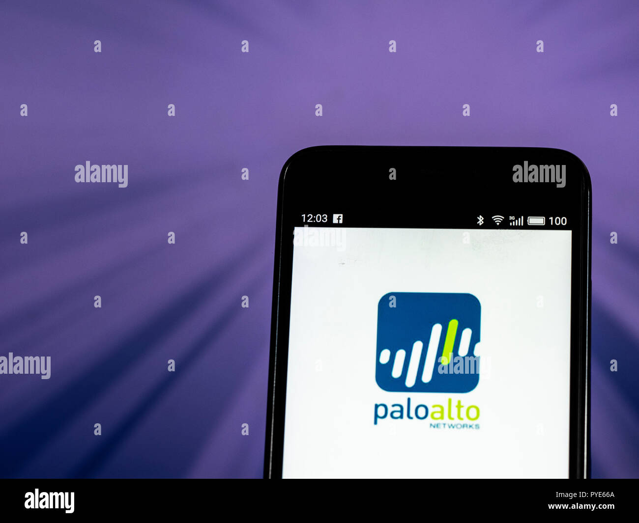 Palo Alto Networks vu le logo affiché sur le téléphone intelligent. Palo Alto Networks, Inc. (abrégé en casserole ou PANW) est une multinationale américaine société de cybersécurité Banque D'Images