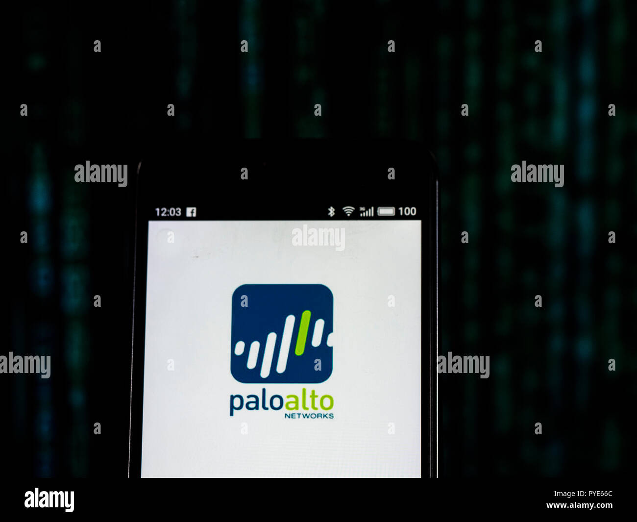 Palo Alto Networks vu le logo affiché sur le téléphone intelligent. Palo Alto Networks, Inc. (abrégé en casserole ou PANW) est une multinationale américaine société de cybersécurité Banque D'Images