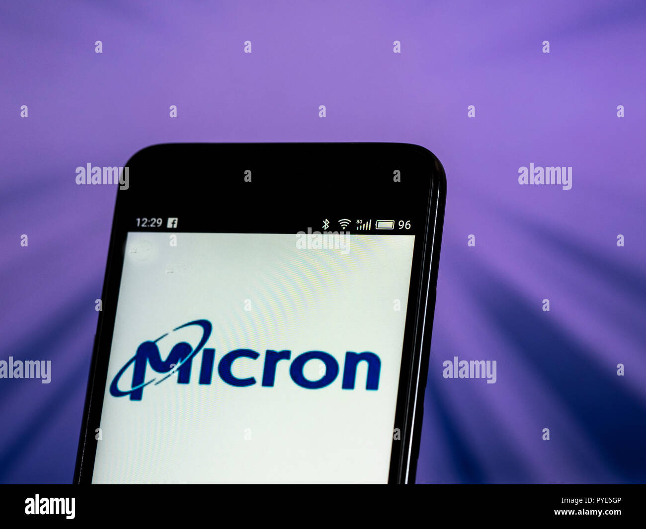 Micron Technology Corporation vu le logo affiché sur le téléphone intelligent. Micron Technology, Inc. est une entreprise d'envergure mondiale. L'entreprise produit de nombreuses formes de dispositifs semi-conducteurs, y compris dynamic random access memory, mémoire flash et des disques durs. Ses produits de consommation sont commercialisés sous les marques et Crucial Ballistix. Banque D'Images