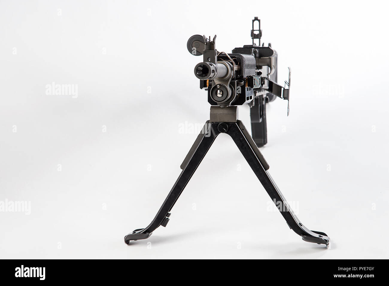 La M240B est une variante de la M240, utilisé par l'armée américaine, la marine, la Garde côtière et marine. Il est configuré pour des combats au sol avec une crosse et bipied, mais il peut également être monté sur un trépied, les véhicules au sol, d'aéronefs, à bord de navires et de petits bateaux. Il est presque toujours désigné comme un M240 Bravo ou même juste 240 verbalement. Il a également appelé "le cochon". Le M240, officiellement la mitrailleuse, 7,62 mm, M240, est la désignation de l'armée américaine. Le M240 a été utilisé par les forces armées des États-Unis depuis la fin des années 1970. Il est largement utilisé par l'infanterie, le plus souvent dans les compagnies de fusiliers, Banque D'Images